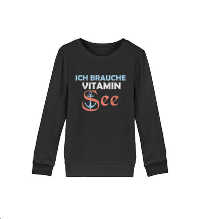 Ich brauche Vitamin See · Kinder Premium Bio Sweatshirt-Kinder Premium Bio Sweatshirt-Black-12/14 (152/164)-Mooinzen